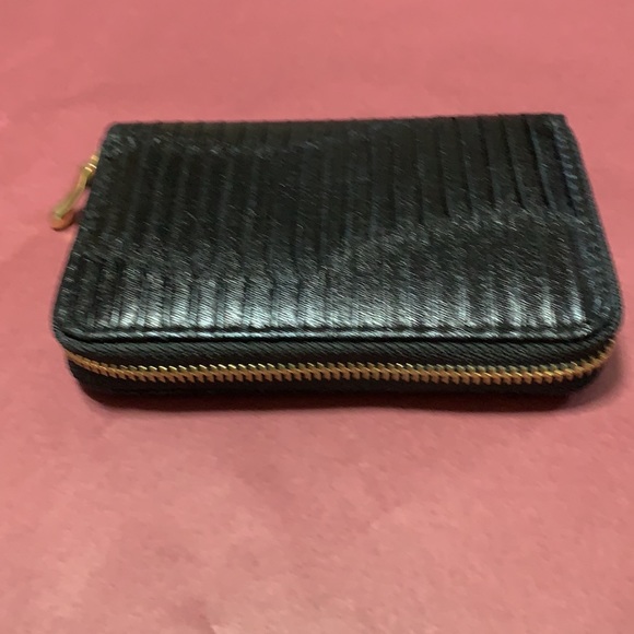 Black Shiny Faux Leather Pleated Wallet (6x1x4 in) - Picture 8 of 12